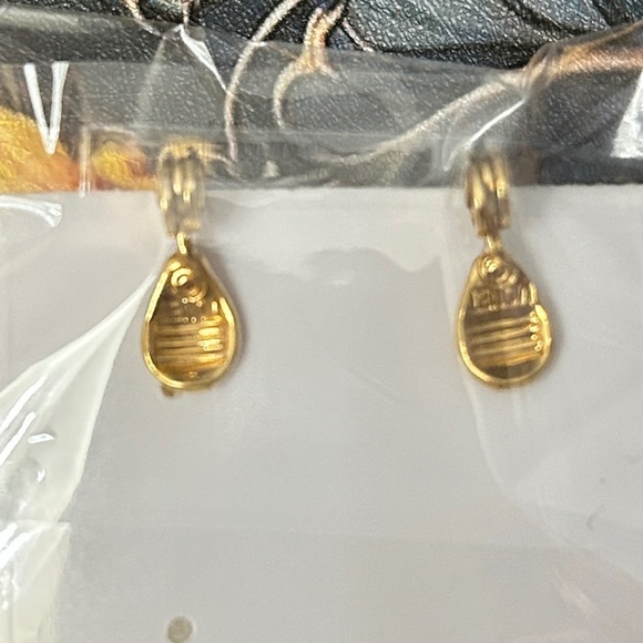 Vintage Monet Gold Tone Interlocking Love Knot Clip On Earrings. - Picture 9 of 9